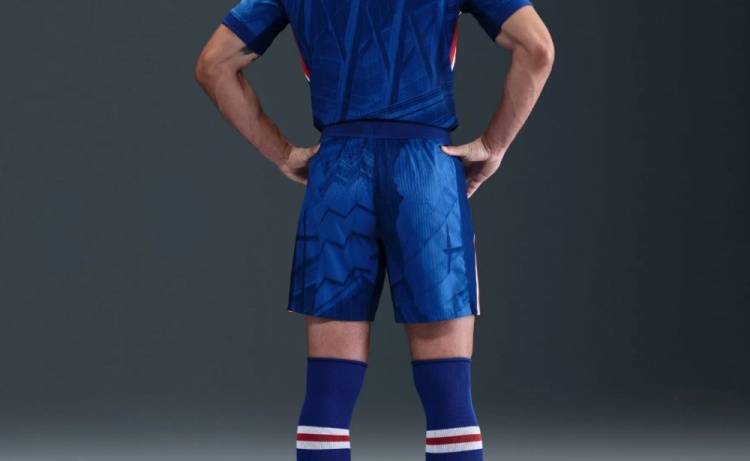 切尔西新球衣泄露：采用传统蓝色设计，配有不规则图形和图案印花